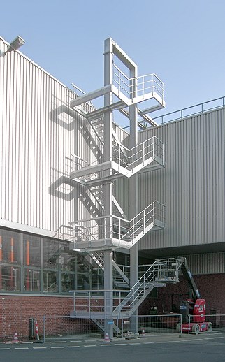Stahlbau-Aussentreppe-Treppenturm-Daimler-AG-Duesseldorf